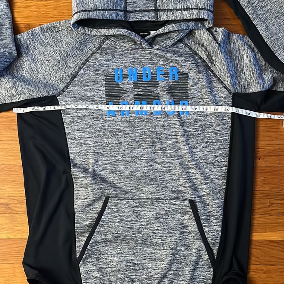 Under Armour size Large, cold gear. Pull over, hood, front kangaroo pocket - Picture 3 of 6